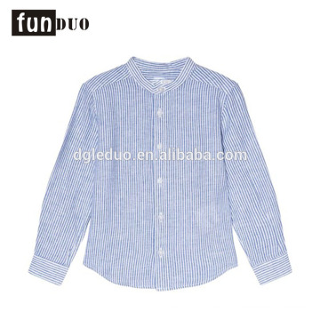 Los niños hermosos del vestido de la camiseta del niño ventilan las tapas azules claras Camiseta del niño